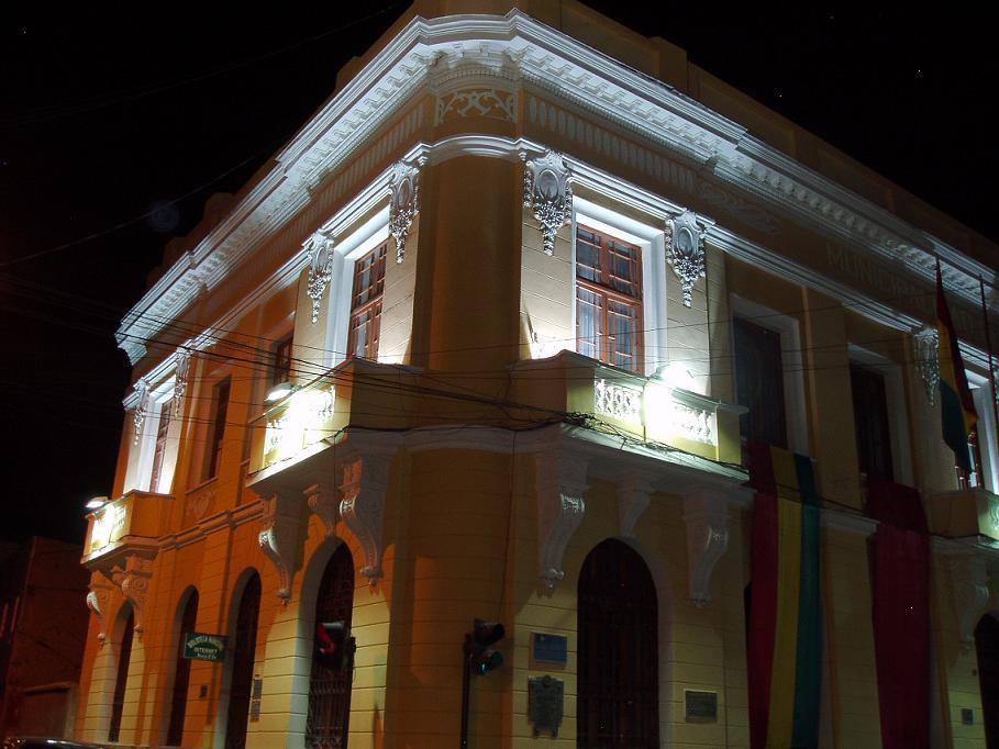 Foto: Alcaldia municipal por la noche - Oruro, Bolivia