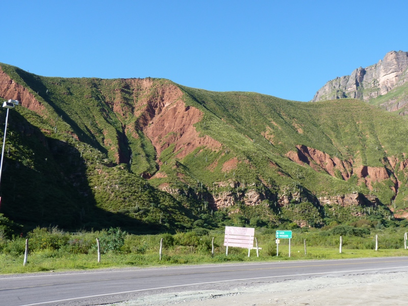 Foto: Camino a Cachi. Parador El Maray. - Cachi (Salta), Argentina