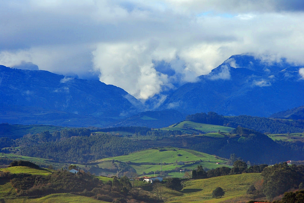 Foto: Nubes sobre los Picos - San Vicente de la Barquera (Cantabria), España