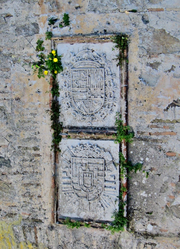 Foto: Escudos en las murallas - Ceuta, España