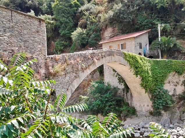 Foto: Puente medieval - Badalucco (Liguria), Italia