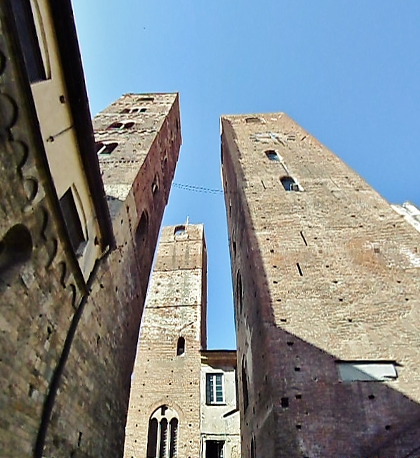 Foto: Centro histórico - Albenga (Liguria), Italia