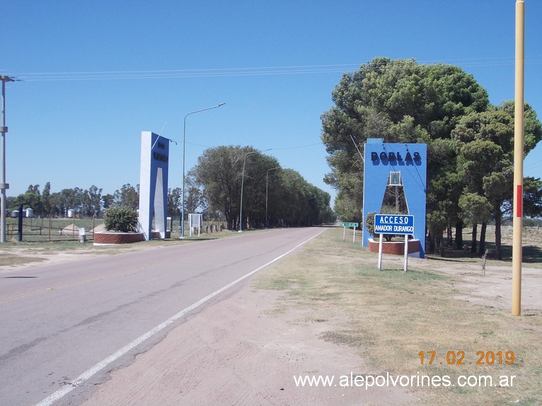 Foto: Acceso a Doblas - Doblas (La Pampa), Argentina