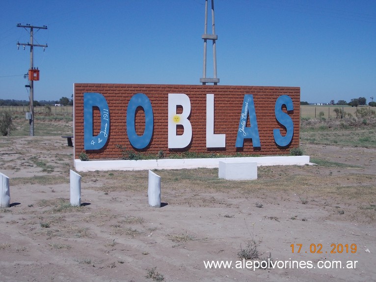 Foto: Acceso a Doblas - Doblas (La Pampa), Argentina