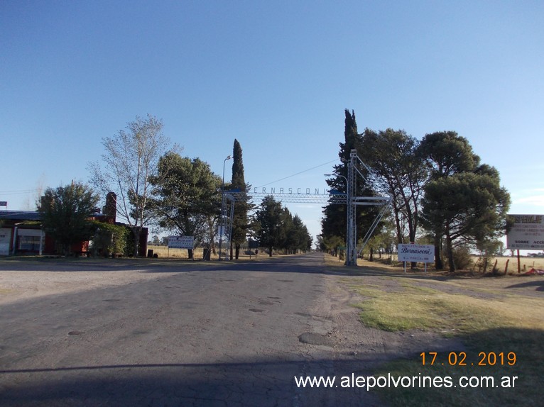 Foto: Acceso a Bernasconi - Bernasconi (La Pampa), Argentina