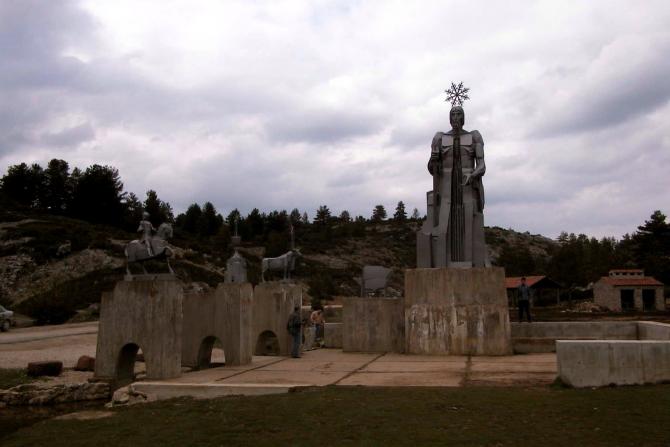 Foto: Monumento en el lugar de nacimiento del río Tajo - Frías de Albarracín (Teruel), España