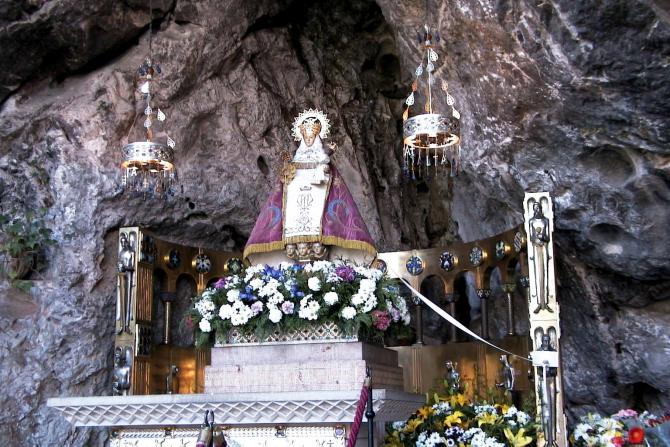 Foto: Gruta con la imagen de Nuestra Señora de Covadonga la - Cangás de Onís (Asturias), España