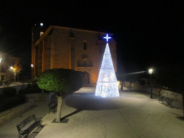 Foto: Plaza de la Iglesia en tiempos navideños - Albares (Castilla La Mancha), España