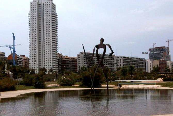 Foto: Moderna escultura en un estanque - Valencia (València), España