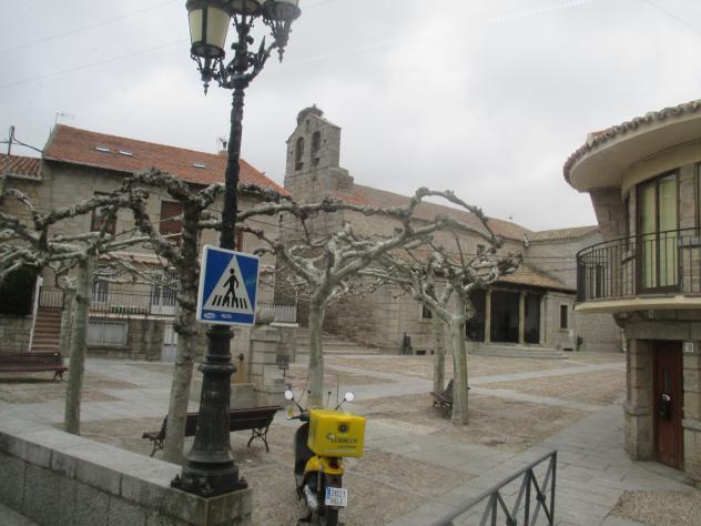 Foto: Iglesia parroquial en el centro del municipio - Los Molinos (Madrid), España