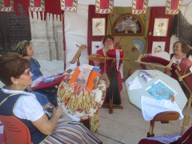 Foto: Encajeras de bolillos en el Mercado Medieval - Albares (Guadalajara), España