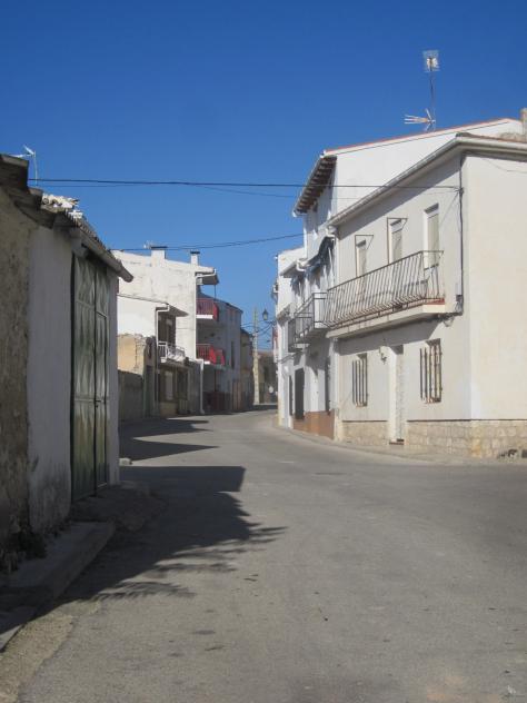 Foto: La calle de la Iglesia - Mazuecos (Guadalajara), España