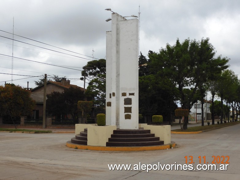 Foto: Orense - Monumento al Cincuentenario - Orense (Buenos Aires), Argentina