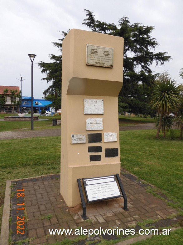 Foto: Bolívar - Plaza Mitre - Homenaje Ex Combatientes - San Carlos de Bolivar (Buenos Aires), Argentina