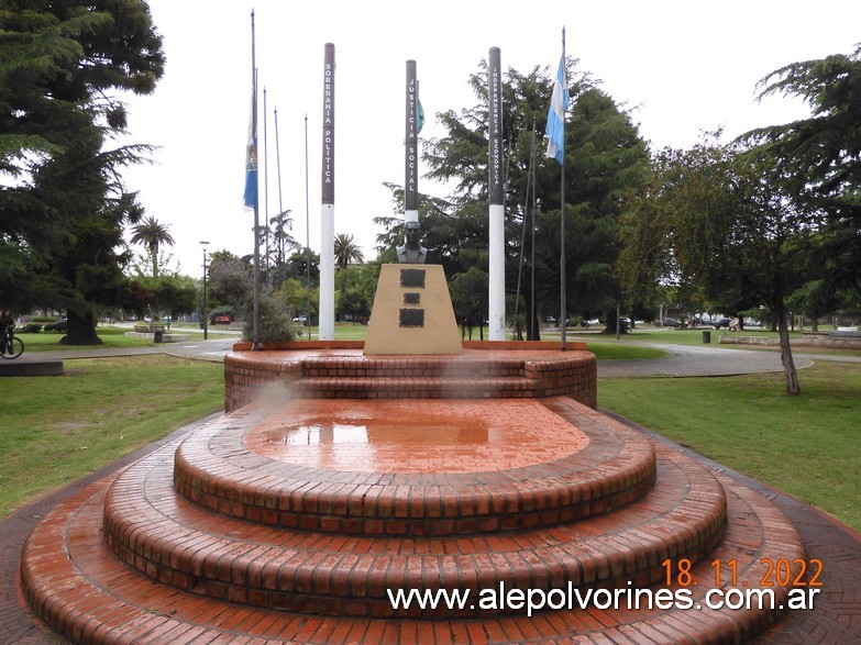 Foto: San Carlos de Bolívar - Busto Gral Peron - San Carlos de Bolivar (Buenos Aires), Argentina