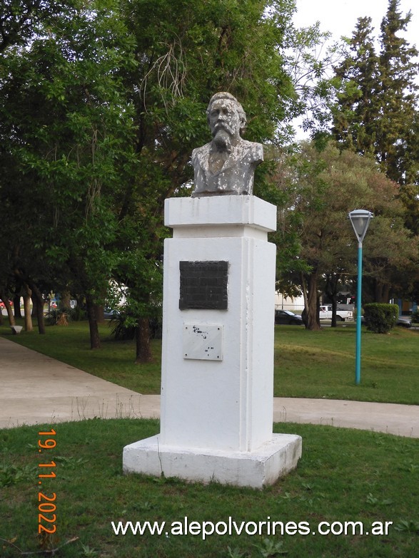 Foto: San Carlos de Bolivar - Busto Rafael Hernandez - San Carlos de Bolivar (Buenos Aires), Argentina