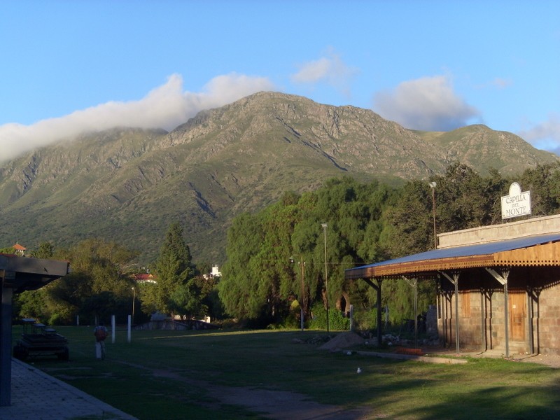 Foto: estación Capilla del Monte (edificio anexo) y Cerro Uritorco - Capilla del Monte (Córdoba), Argentina
