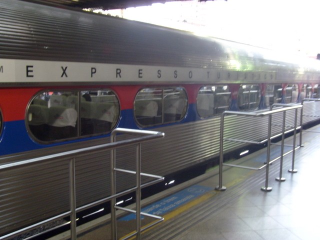 Foto: tren turístico en la estación Luz - São Paulo, Brasil