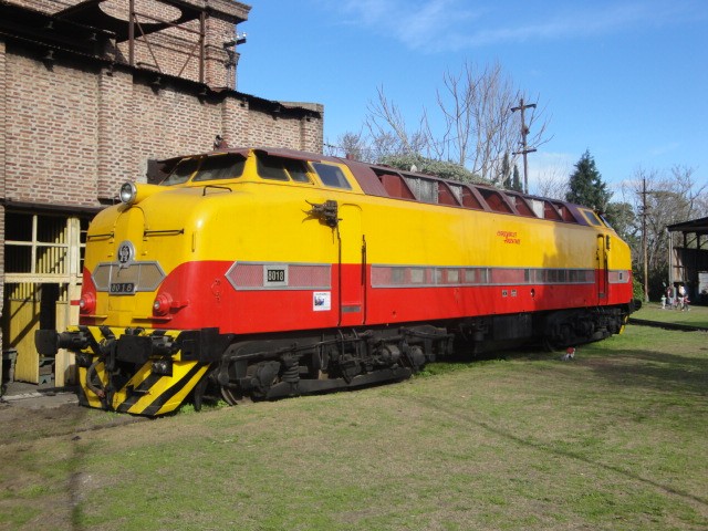 Foto: locomotora Alsthom - Remedios de Escalada (Buenos Aires), Argentina