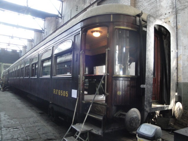 Foto: coche antiguo en la nave central - Remedios de Escalada (Buenos Aires), Argentina