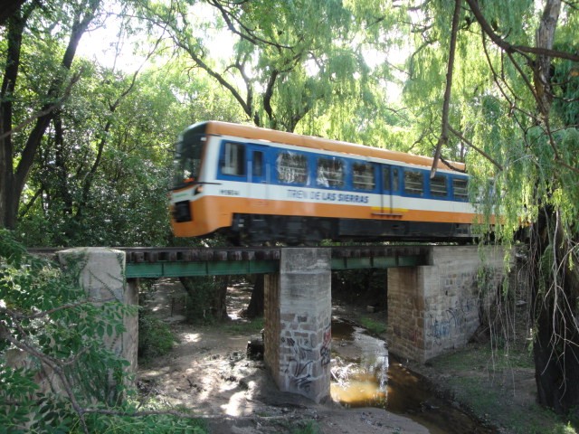 Foto: Tren de las Sierras cruzando el arroyo Suncho Huaico - Bialet Massé (Córdoba), Argentina