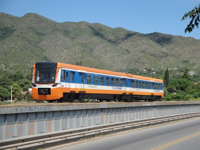 Foto: Tren de las Sierras cruzando el puente sobre el río Cosquín - San Roque (Córdoba), Argentina