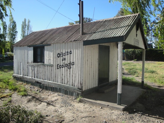 Foto: ex edificio ferroviario en estación Barda del Medio - Barda del Medio (Río Negro), Argentina