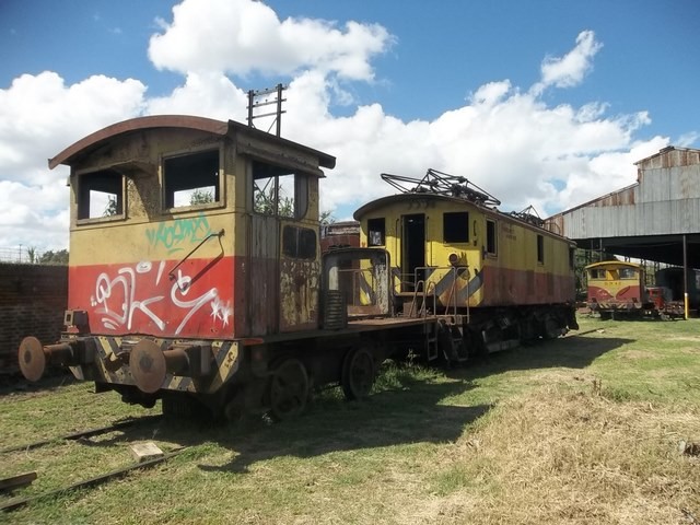 Foto: locomotorita de maniobras y locomotora eléctrica (1937) - Haedo (Buenos Aires), Argentina