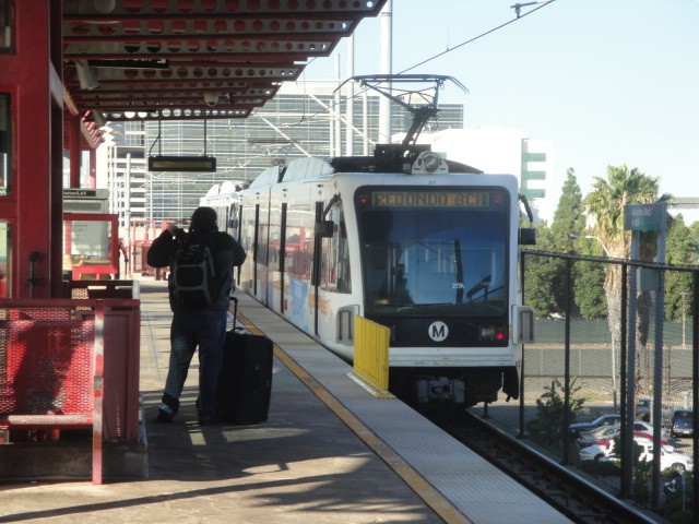 Foto: estación Aviation Blvd, Línea Verde del Metro de Los Ángeles - Los Ángeles (California), Estados Unidos