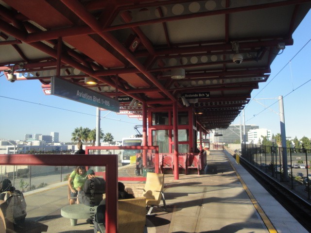 Foto: estación Aviation Blvd, Línea Verde del Metro de Los Ángeles - Los Ángeles (California), Estados Unidos