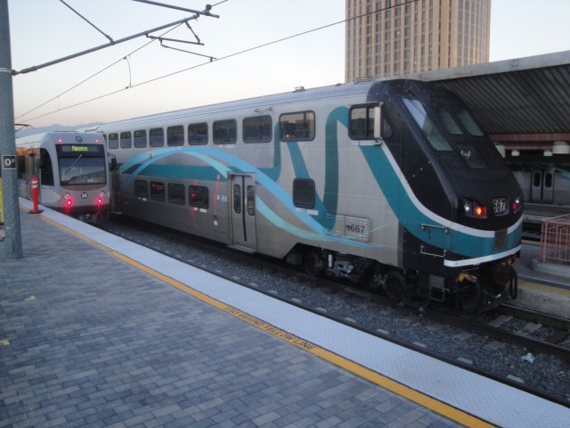 Foto: Union Station; tren local (Metrolink) y de la Línea Oro del Metro - Los Ángeles (California), Estados Unidos