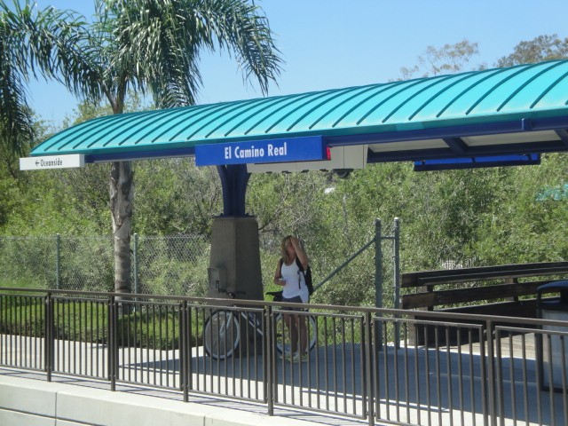 Foto: estación El Camino Real, del tren Sprinter - Oceanside (California), Estados Unidos