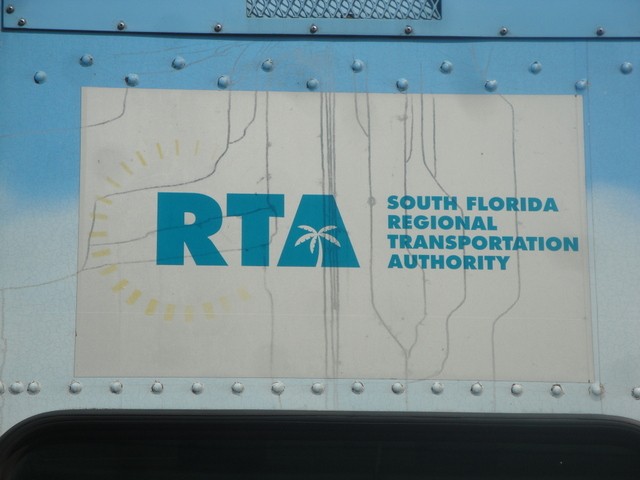 Foto: cartel en un tren de Tri-Rail - Mangonia Park (Florida), Estados Unidos