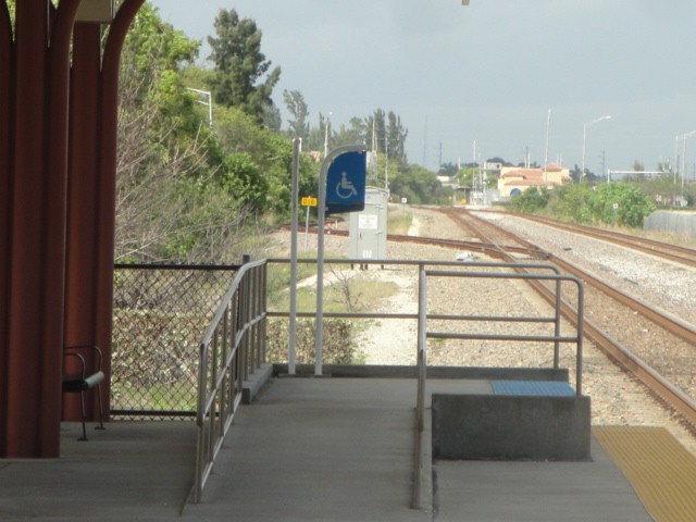 Foto: estación de Tri-Rail y al fondo del SAL - Delray Beach (Florida), Estados Unidos