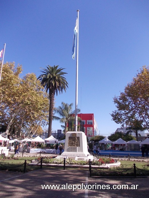 Foto: Pilar - Plaza 12 de Octubre - Mastil - Pilar (Buenos Aires), Argentina