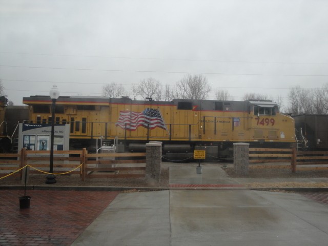 Foto: tren de Union Pacific pasando por la estación de Amtrak - Jefferson City (Missouri), Estados Unidos