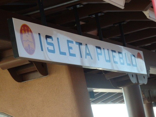 Foto: nomenclador de la estación - Isleta Pueblo (New Mexico), Estados Unidos