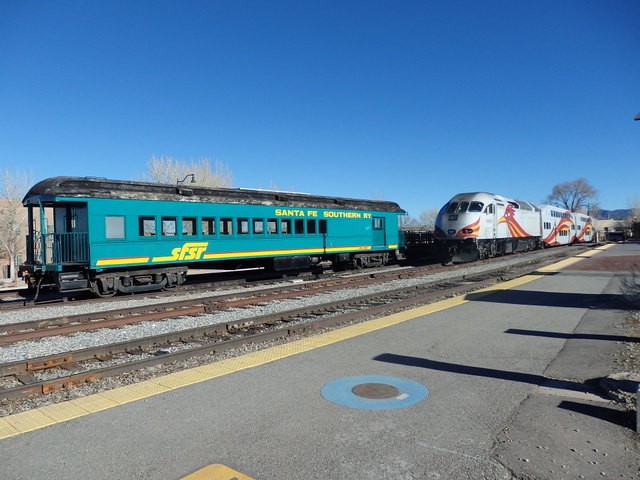 Foto: coche del SFSR y tren Rail Runner - Santa Fe (New Mexico), Estados Unidos