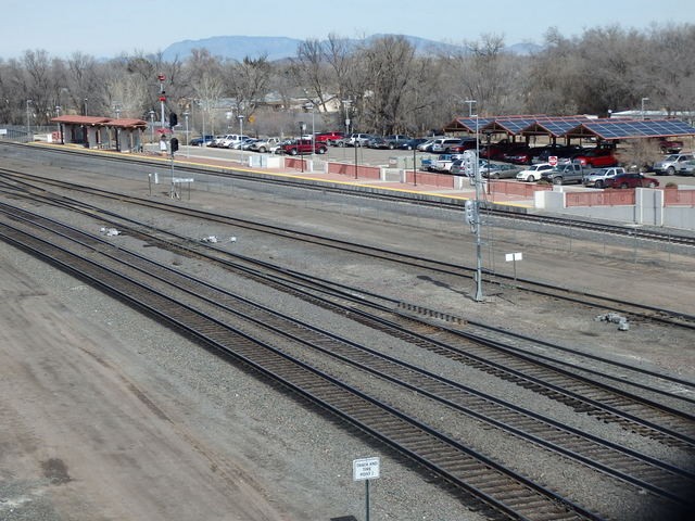 Foto: estación del Rail Runner, al extremo izquiedo - Belen (New Mexico), Estados Unidos