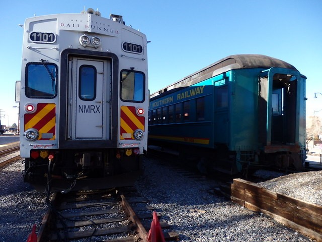 Foto: coches del Rail Runner y del SFSR - Santa Fe (New Mexico), Estados Unidos