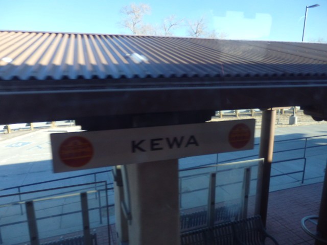 Foto: nomenclador de la estación del Rail Runner - Kewa Pueblo (ex Santo Domingo Pueblo) (New Mexico), Estados Unidos