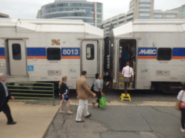 Foto: tren MARC (Maryland Area Regional Commuter) en Union Station - Washington (Washington, D.C.), Estados Unidos