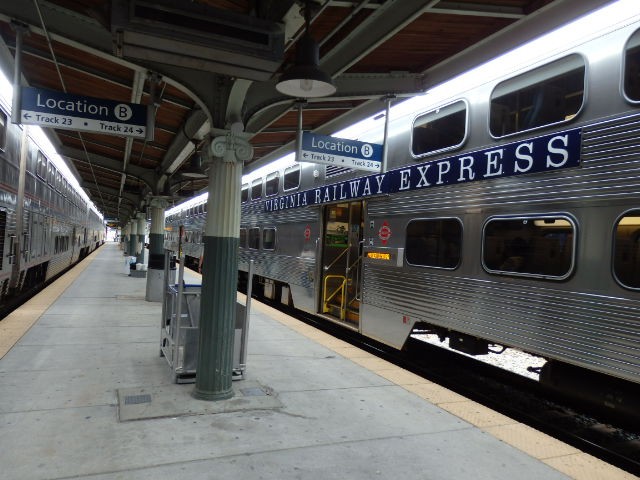 Foto: tren VRE en Washington DC Union Station - Washington (Washington, D.C.), Estados Unidos