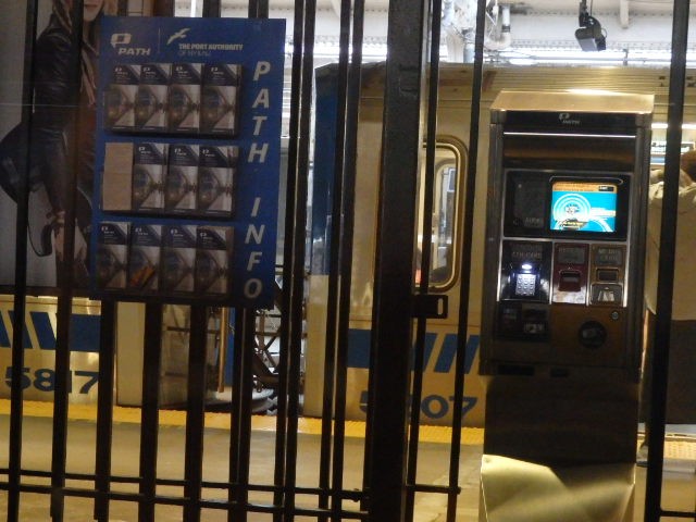 Foto: tren PATH en la Newark Penn Station - Newark (New Jersey), Estados Unidos