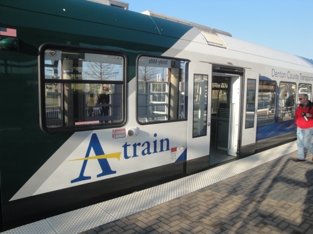 Foto: A-Train en la estación Trinity Mills - Carrollton (Texas), Estados Unidos