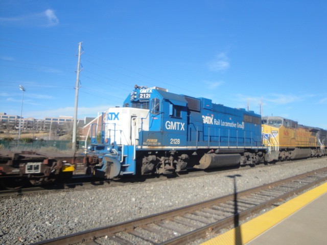 Foto: carguero con tres locomotoras pasando por la estación de Amtrak - Little Rock (Arkansas), Estados Unidos