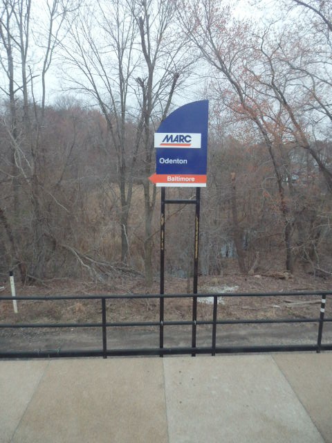 Foto: nomenclador de la estación del MARC - Odenton (Maryland), Estados Unidos