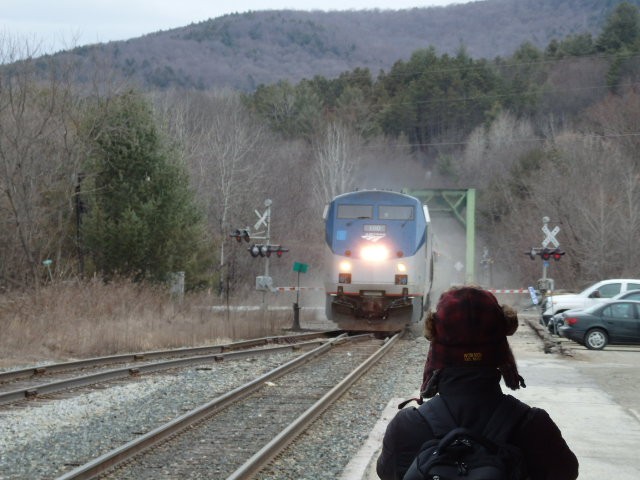 Foto: tren Vermonter llegando a la estación Montpelier-Barre, de Amtrak - Berlin (Vermont), Estados Unidos