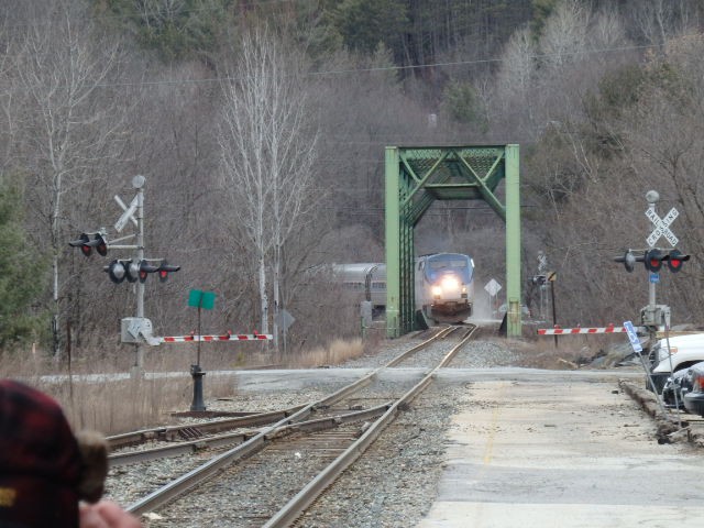 Foto: tren Vermonter llegando a la estación Montpelier-Barre, de Amtrak - Berlin (Vermont), Estados Unidos