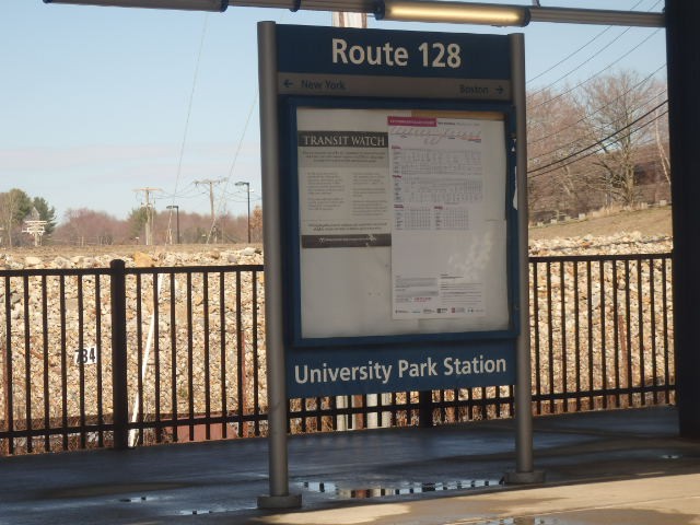 Foto: estación de Amtrak y MBTA; cartel de Amtrak - Westwood (Massachusetts), Estados Unidos